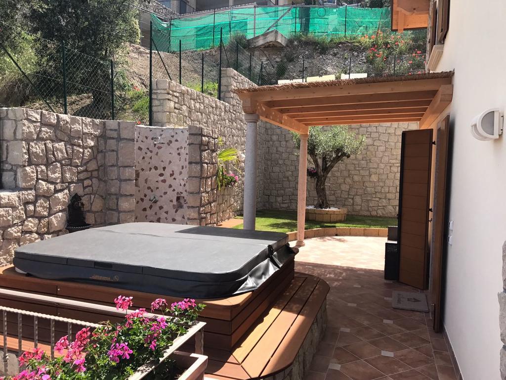 Bmp Apartment Deluxe 1 Jacuzzi Riscaldata Privata Vista Lago Di Garda Brenzone sul Garda Ngoại thất bức ảnh
